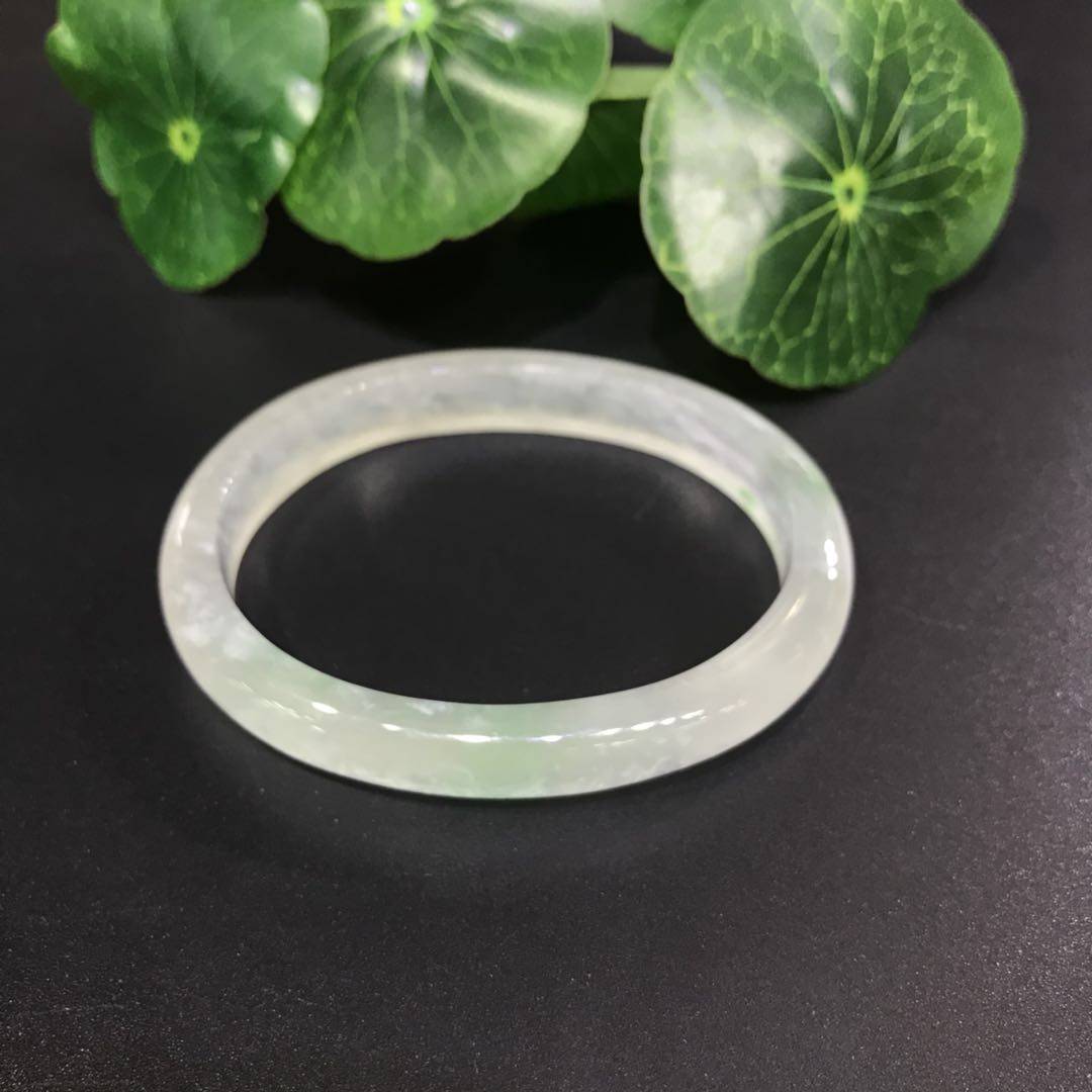 玻璃种翡翠的气泡在用小刀划下什么样