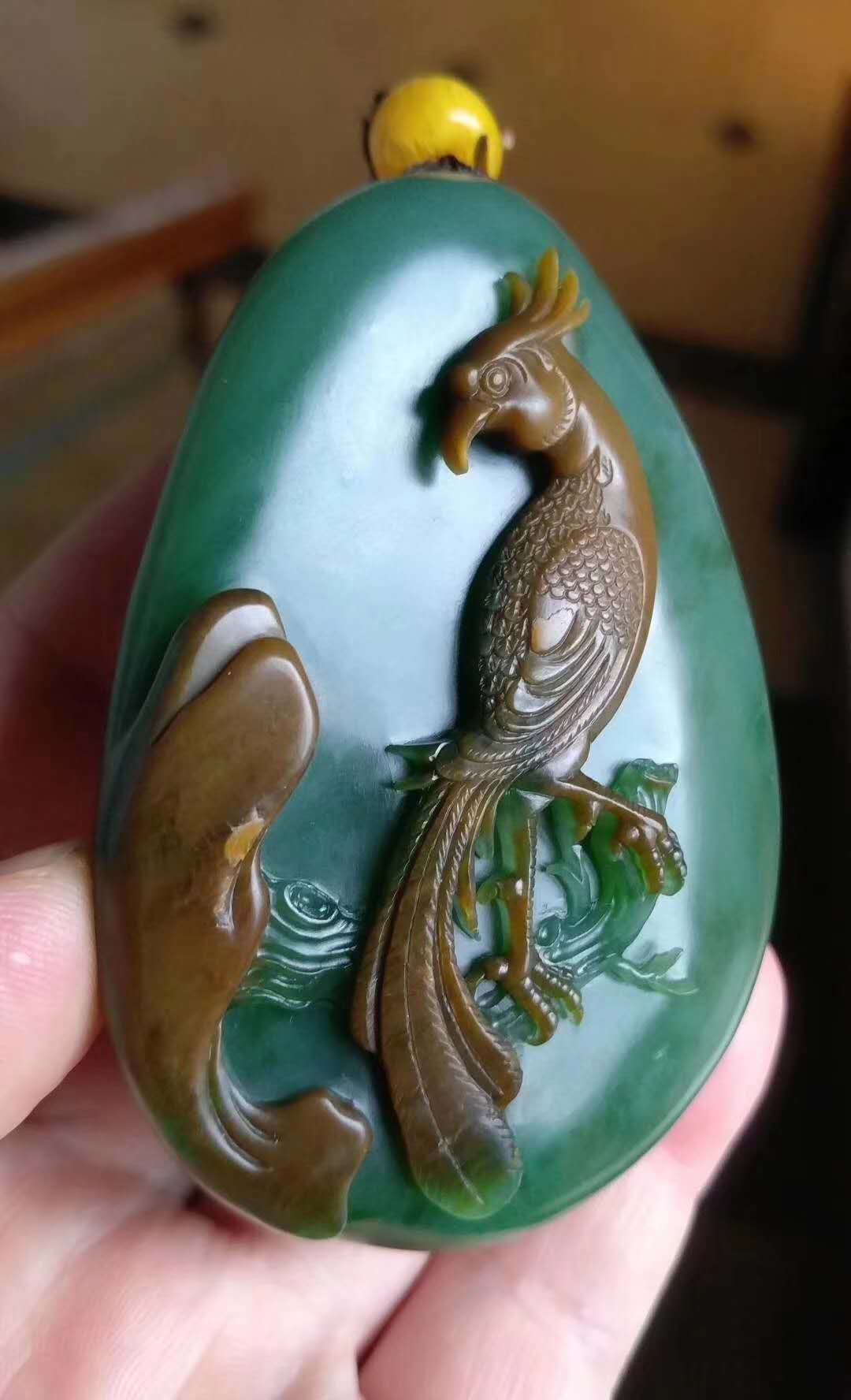 真油青翡翠用紫外灯照测会有什么反应