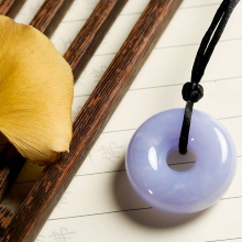 真春带彩翡翠用泡热水测会有什么反应