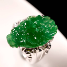 玻璃种翡翠的气泡在用小刀划下什么样