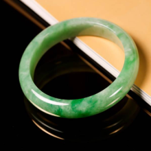 翡翠挂件孔道边缘有细小崩口，不处理会不会越来越大