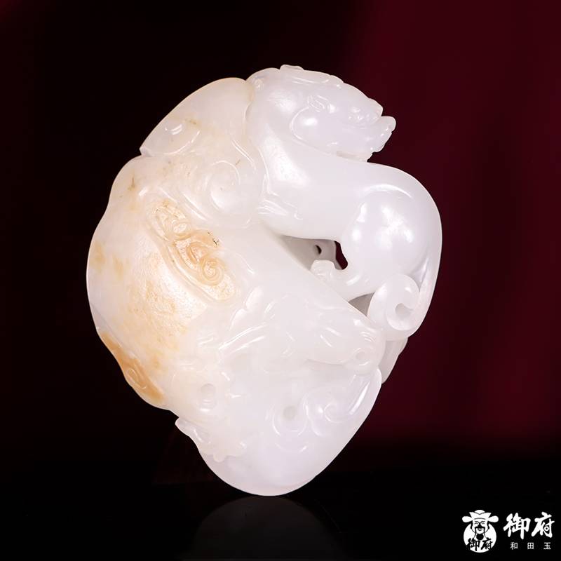 新疆和田玉黄皮白玉籽玉把件 仿古貔貅 65克