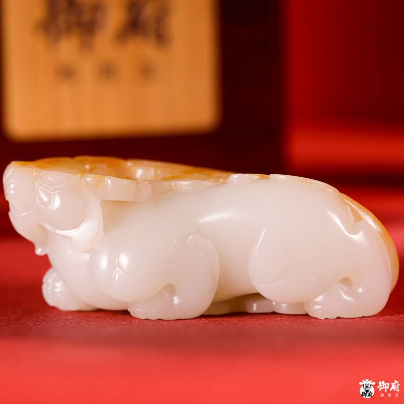 新疆和田玉黄皮白玉籽料把件 貔貅 70克